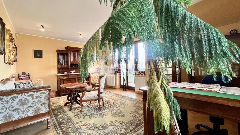 3- podlažný 4- izbový rodinný dom s garážou terasou a záhradou na predaj v Stupave