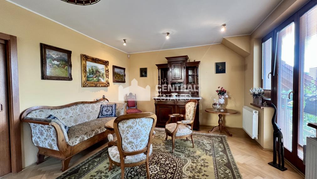 3- podlažný 4- izbový rodinný dom s garážou terasou a záhradou na predaj v Stupave