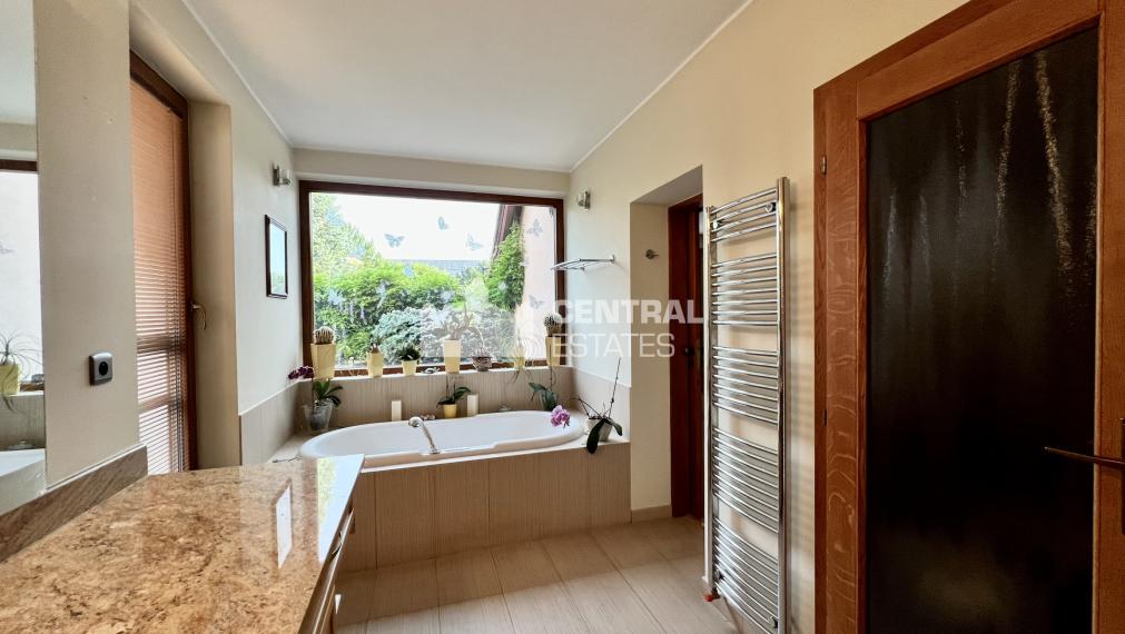 3- podlažný 4- izbový rodinný dom s garážou terasou a záhradou na predaj v Stupave