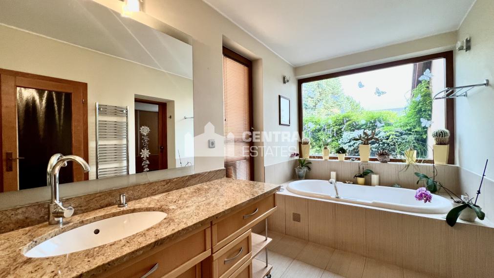 3- podlažný 4- izbový rodinný dom s garážou terasou a záhradou na predaj v Stupave