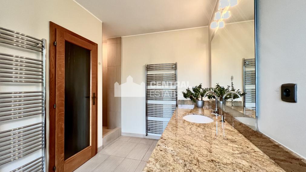 3- podlažný 4- izbový rodinný dom s garážou terasou a záhradou na predaj v Stupave