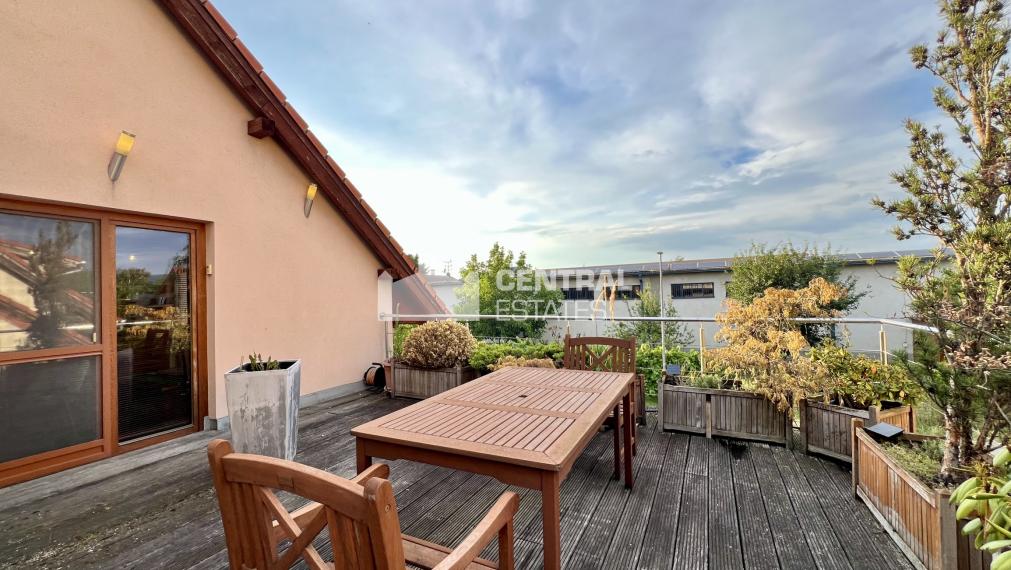 3- podlažný 4- izbový rodinný dom s garážou terasou a záhradou na predaj v Stupave