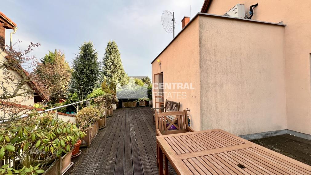 3- podlažný 4- izbový rodinný dom s garážou terasou a záhradou na predaj v Stupave