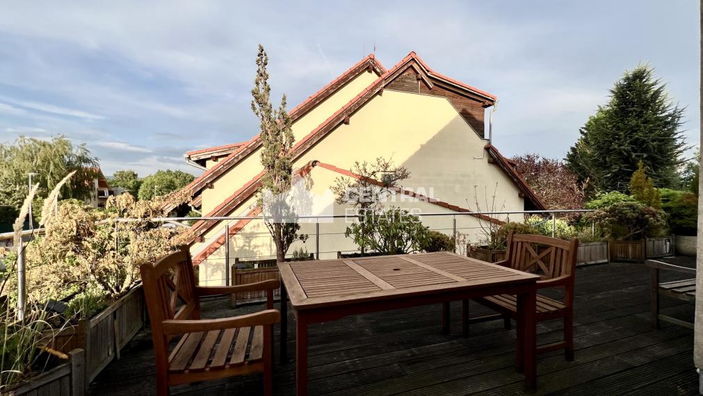 3- podlažný 4- izbový rodinný dom s garážou terasou a záhradou na predaj v Stupave