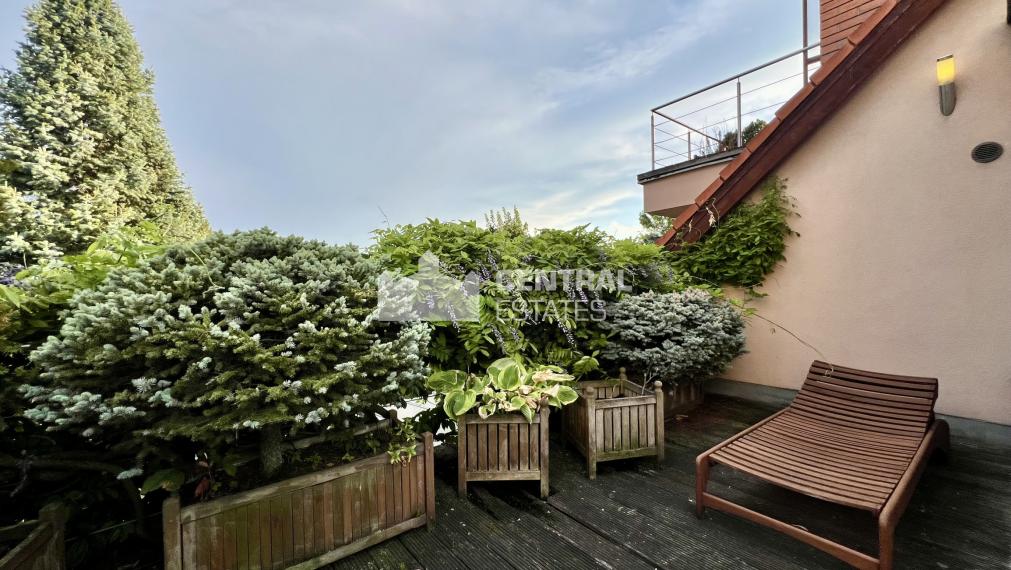 3- podlažný 4- izbový rodinný dom s garážou terasou a záhradou na predaj v Stupave