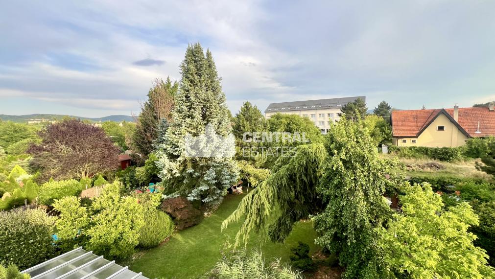 3- podlažný 4- izbový rodinný dom s garážou terasou a záhradou na predaj v Stupave