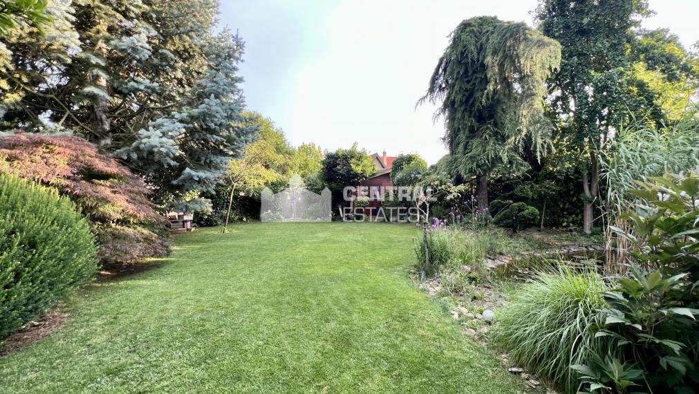 3- podlažný 4- izbový rodinný dom s garážou terasou a záhradou na predaj v Stupave