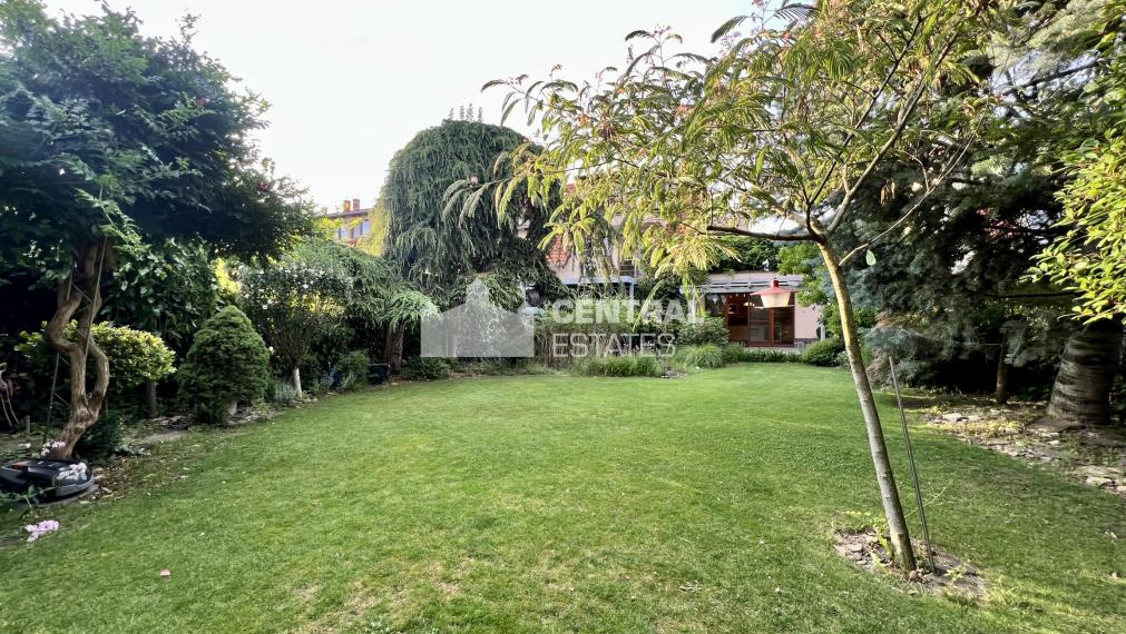 3- podlažný 4- izbový rodinný dom s garážou terasou a záhradou na predaj v Stupave