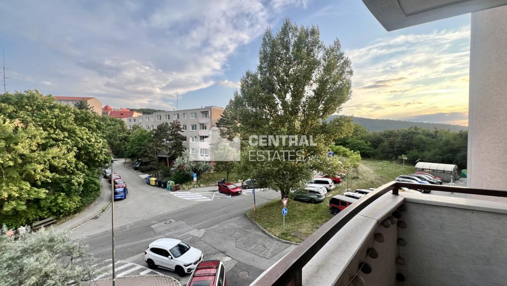 Priestranný 3-izbový byt s dvomi terasami na predaj v Dúbravke