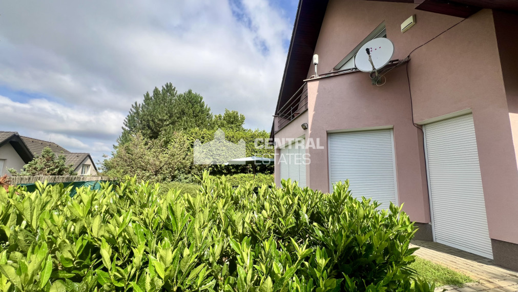 Priestranný krásny 5-izbový rodinný dom so záhradou a garážou na prenájom v Záhorskej Bystrici