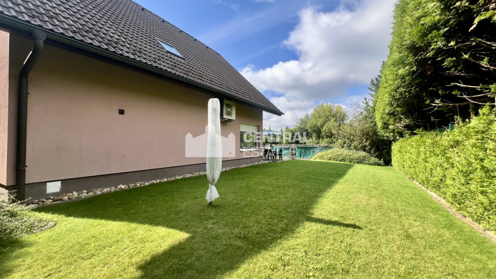 Priestranný krásny 5-izbový rodinný dom so záhradou a garážou na prenájom v Záhorskej Bystrici