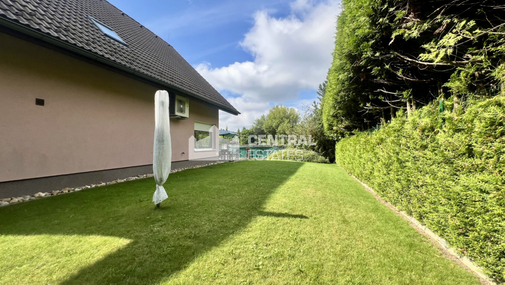 Priestranný krásny 5-izbový rodinný dom so záhradou a garážou na prenájom v Záhorskej Bystrici