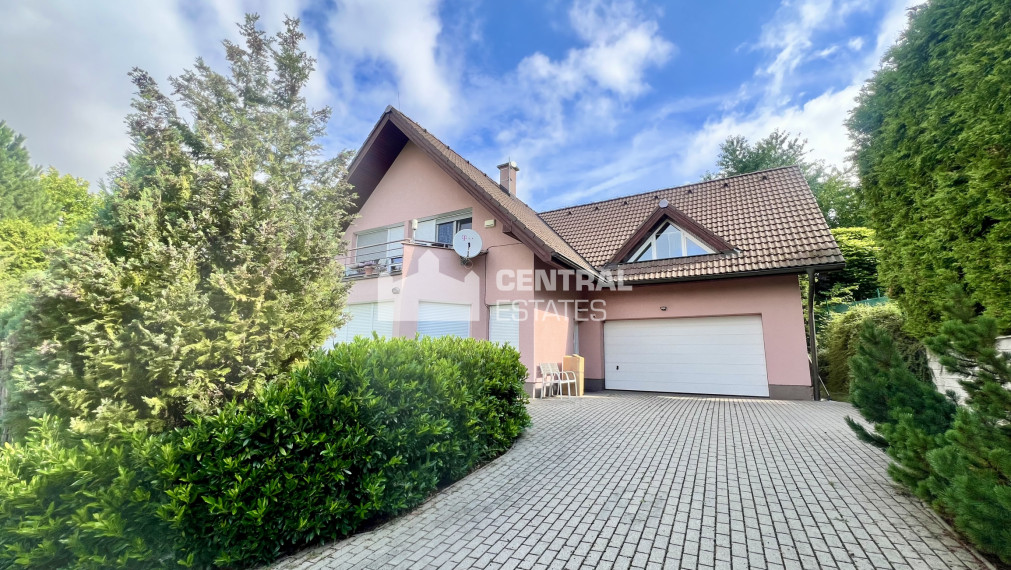 Priestranný krásny 5-izbový rodinný dom so záhradou a garážou na prenájom v Záhorskej Bystrici