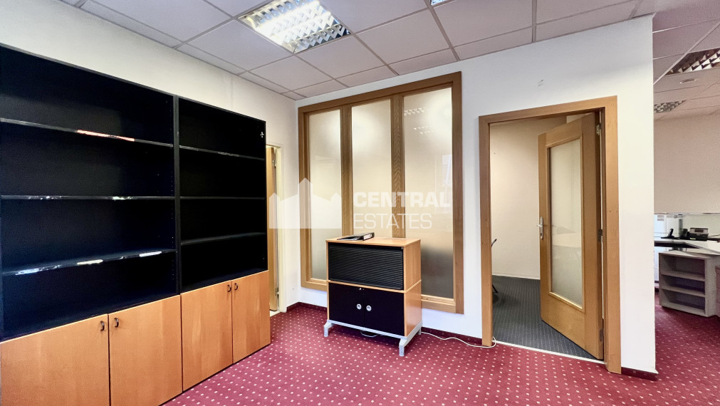 Administratívne priestory s vlastným vchodom, terasou a parkovaním na prenájom v Starom meste