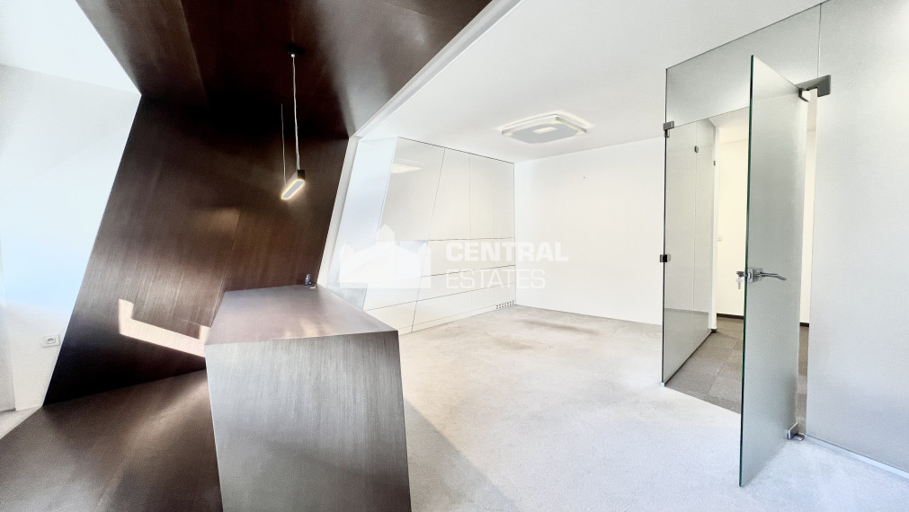 Administratívne priestory s vlastným vchodom, terasou a parkovaním na prenájom v Starom meste