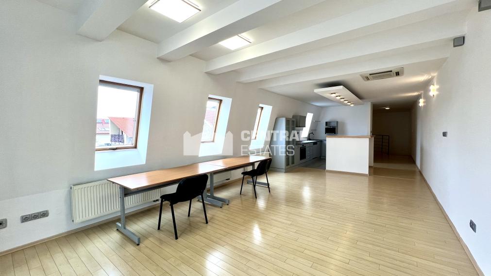 Dvojpodlažný 7- izbový rodinný dom s terasou na prenájom v Ružinove