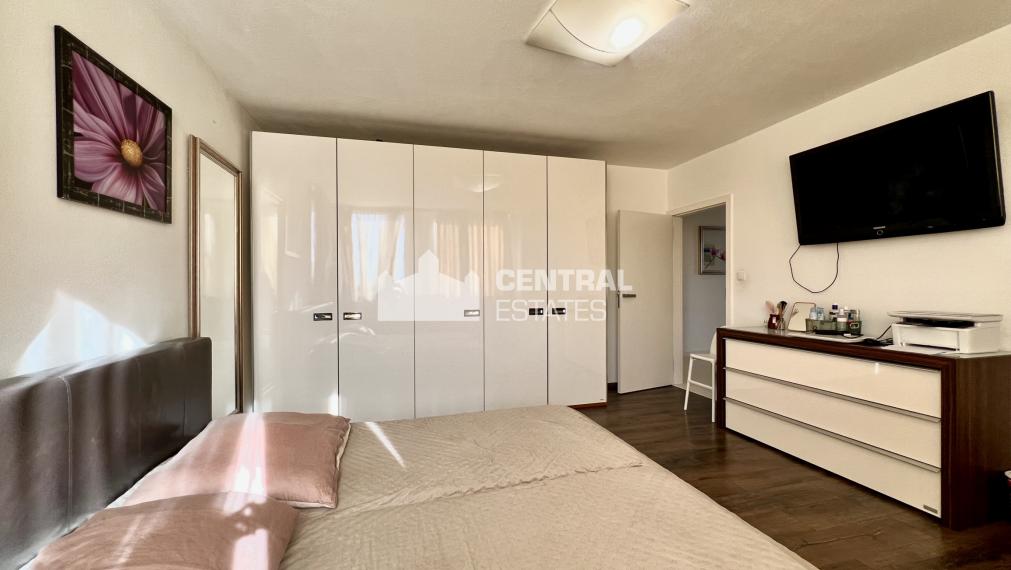 Air-conditioned 3-bedroom apartment in a new building for rent in Karlova Ves