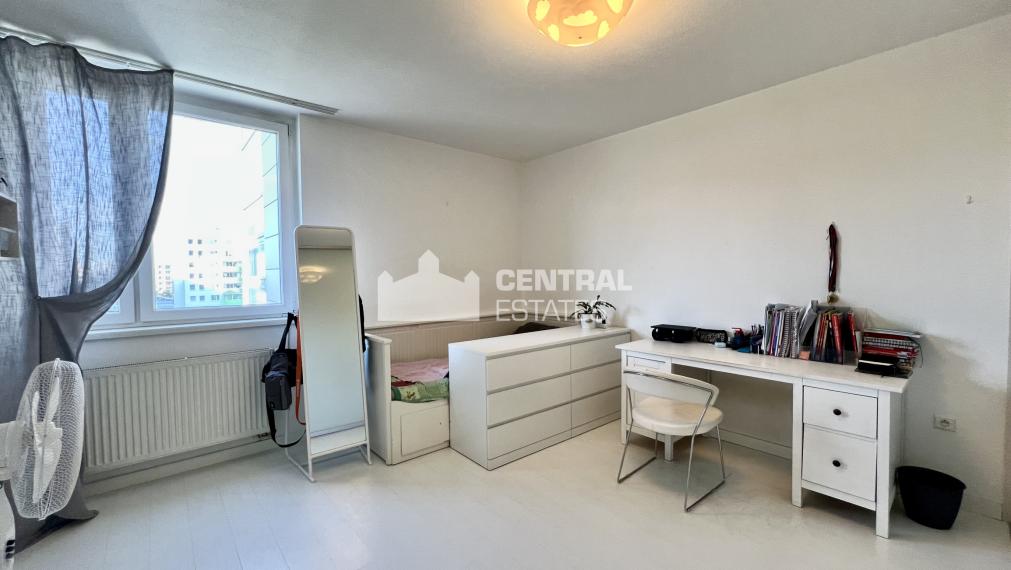 Air-conditioned 3-bedroom apartment in a new building for rent in Karlova Ves