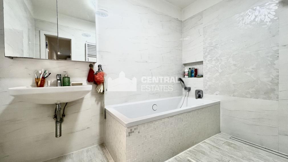 Air-conditioned 3-bedroom apartment in a new building for rent in Karlova Ves