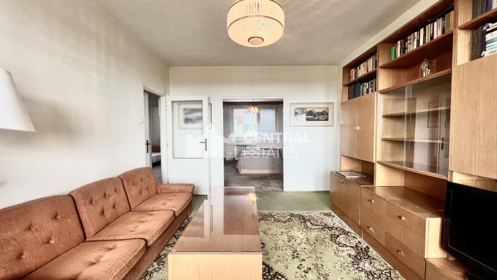 Priestranný 4- izbový byt s lodžiou a pivnicou na predaj v Rači