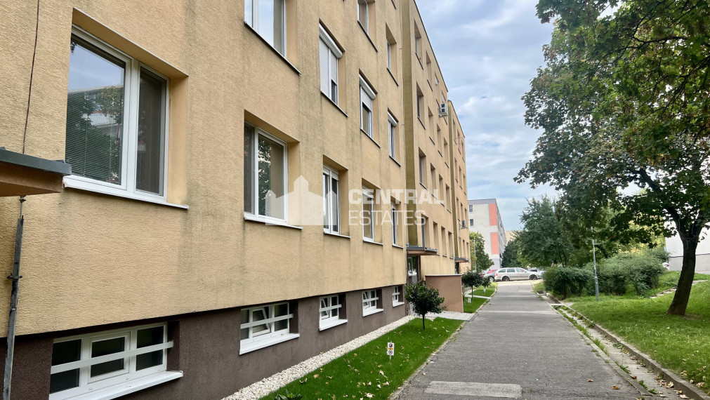 Priestranný 4- izbový byt s lodžiou a pivnicou na predaj v Rači