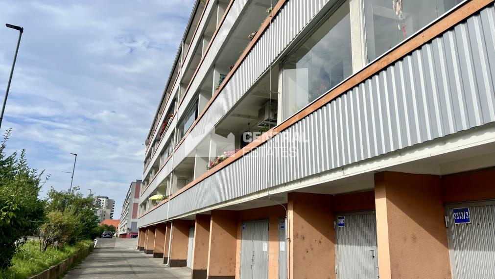 Priestranný 4- izbový byt s lodžiou a pivnicou na predaj v Rači