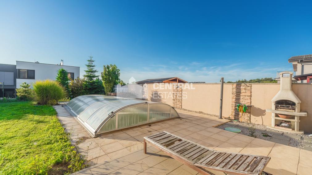 6- izbový rodinný dom 260 m2, s bazénom a záhradou v Stupave