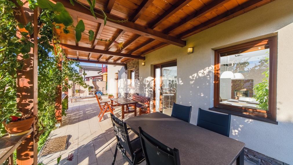 6- izbový rodinný dom 260 m2, s bazénom a záhradou v Stupave