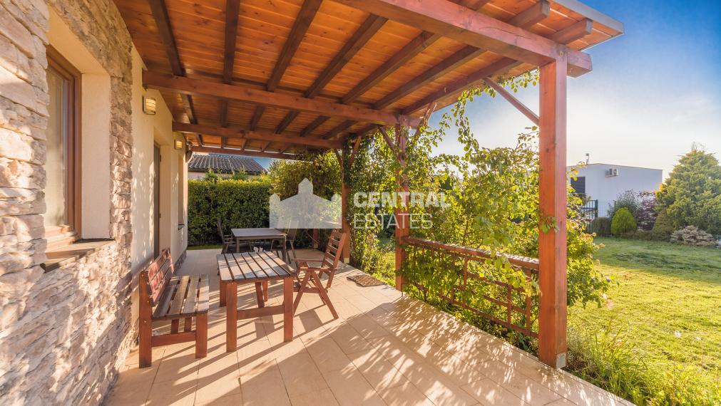 6- izbový rodinný dom 260 m2, s bazénom a záhradou v Stupave