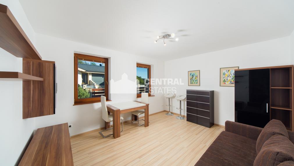 6- izbový rodinný dom 260 m2, s bazénom a záhradou v Stupave