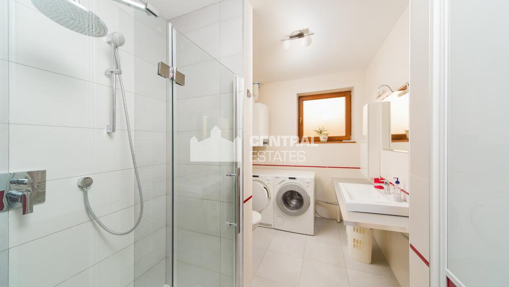 6- izbový rodinný dom 260 m2, s bazénom a záhradou v Stupave