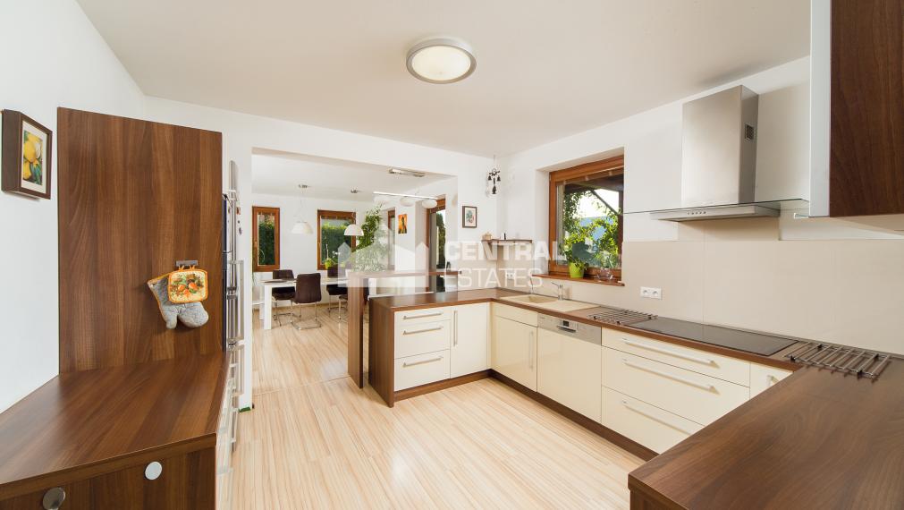 6- izbový rodinný dom 260 m2, s bazénom a záhradou v Stupave