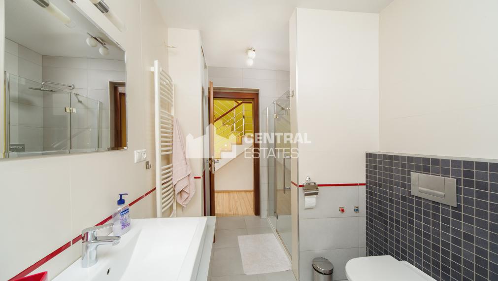 6- izbový rodinný dom 260 m2, s bazénom a záhradou v Stupave