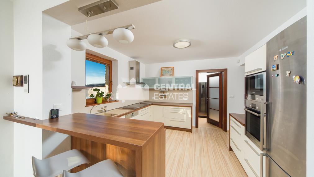 6- izbový rodinný dom 260 m2, s bazénom a záhradou v Stupave