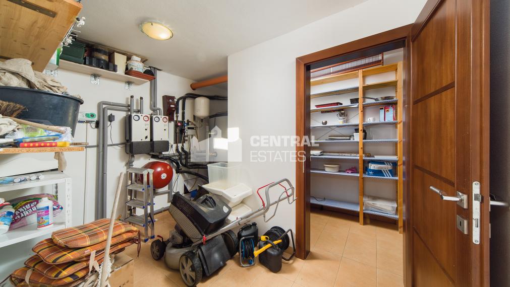 6- izbový rodinný dom 260 m2, s bazénom a záhradou v Stupave