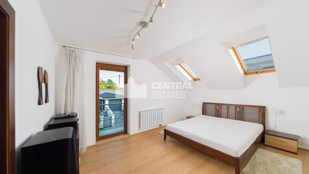 6- izbový rodinný dom 260 m2, s bazénom a záhradou v Stupave