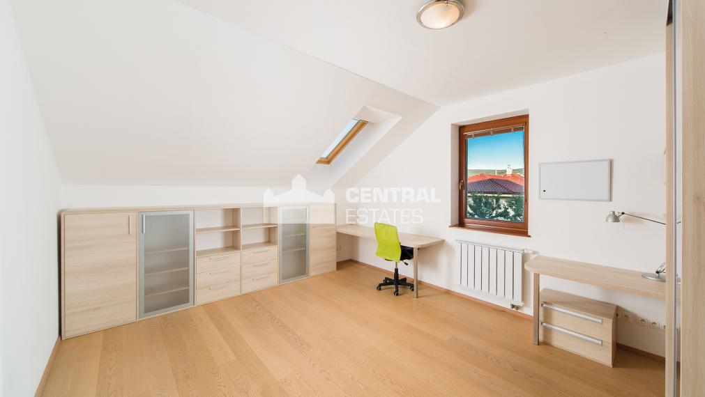 6- izbový rodinný dom 260 m2, s bazénom a záhradou v Stupave