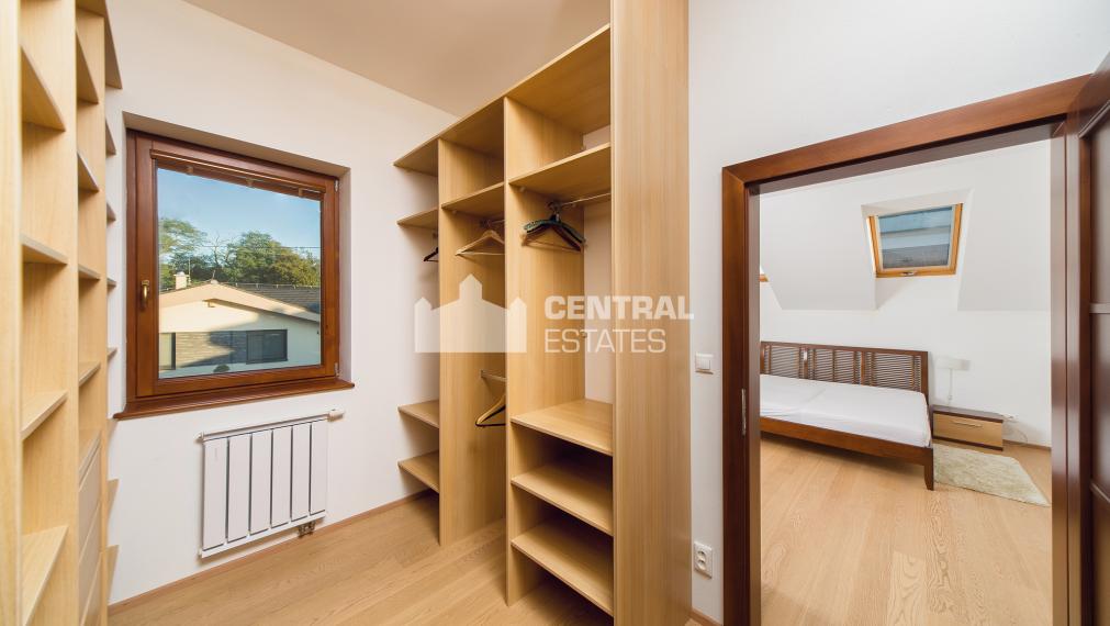 6- izbový rodinný dom 260 m2, s bazénom a záhradou v Stupave