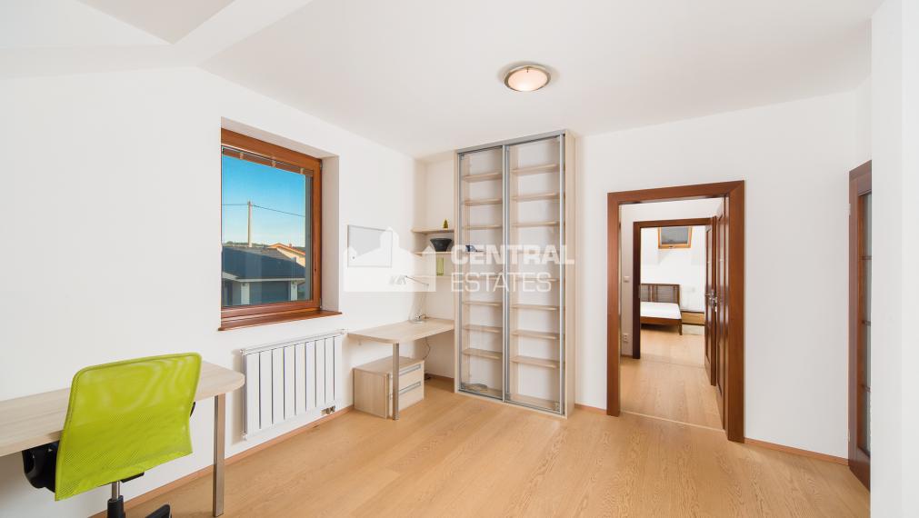 6- izbový rodinný dom 260 m2, s bazénom a záhradou v Stupave