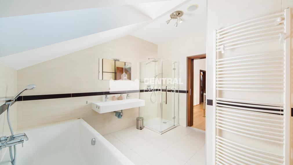 6- izbový rodinný dom 260 m2, s bazénom a záhradou v Stupave