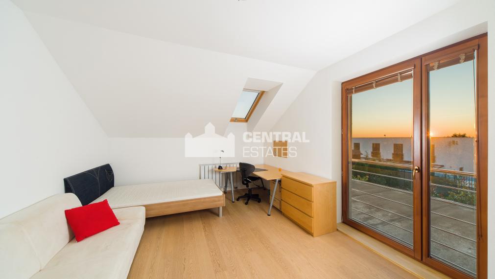 6- izbový rodinný dom 260 m2, s bazénom a záhradou v Stupave