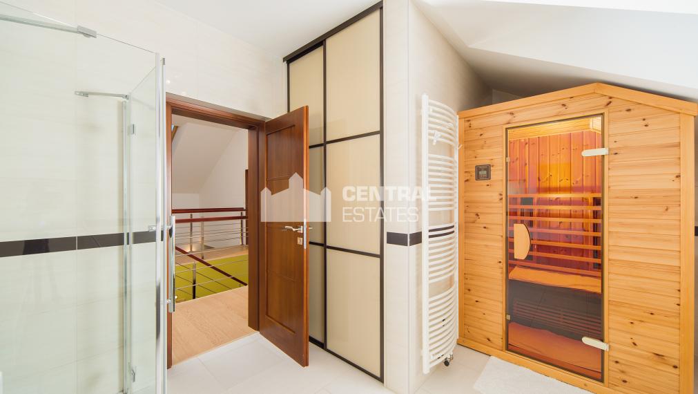 6- izbový rodinný dom 260 m2, s bazénom a záhradou v Stupave