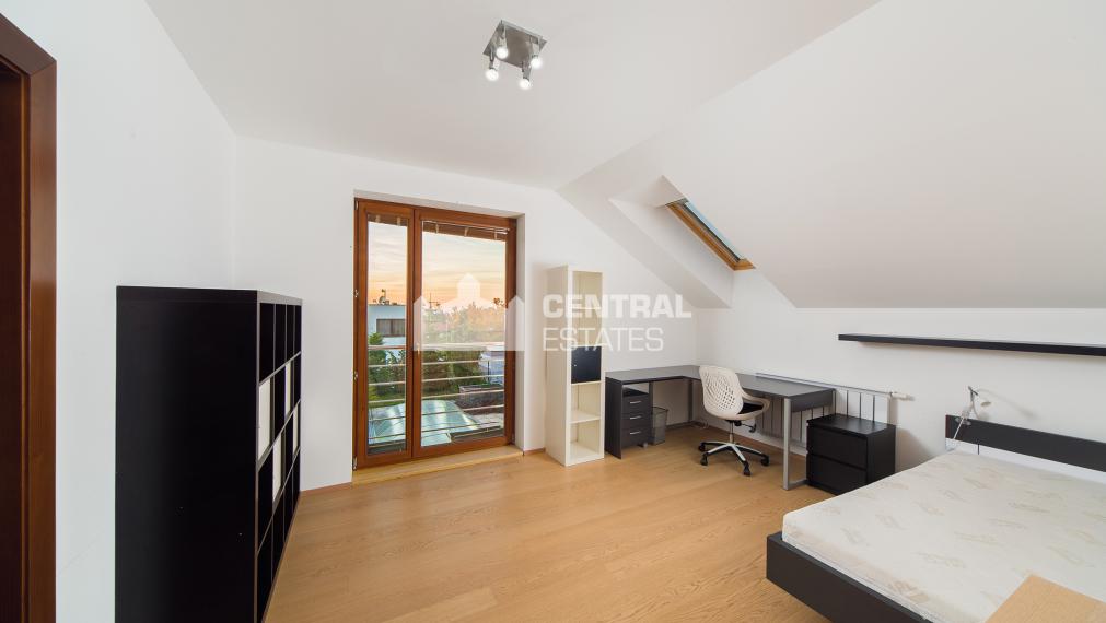 6- izbový rodinný dom 260 m2, s bazénom a záhradou v Stupave