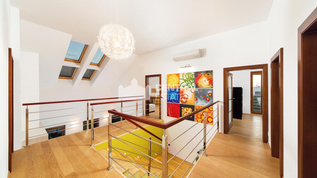 6- izbový rodinný dom 260 m2, s bazénom a záhradou v Stupave