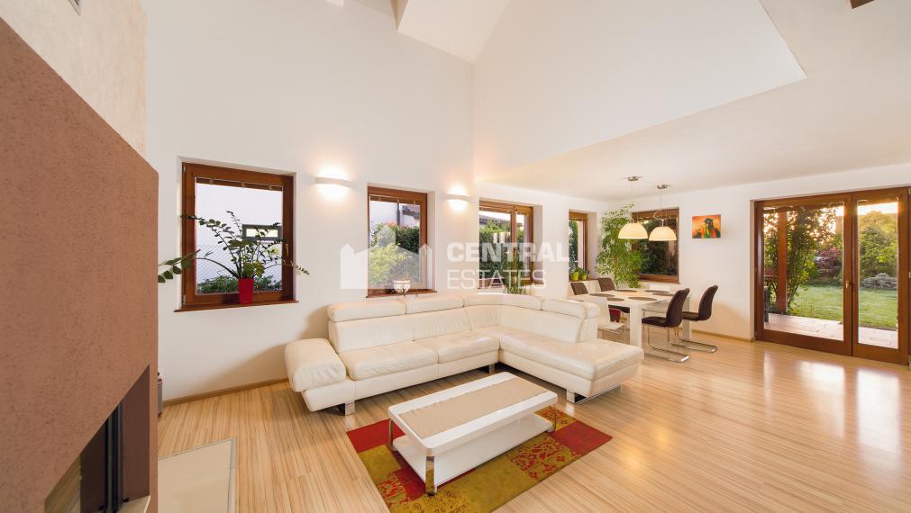 6- izbový rodinný dom 260 m2, s bazénom a záhradou v Stupave