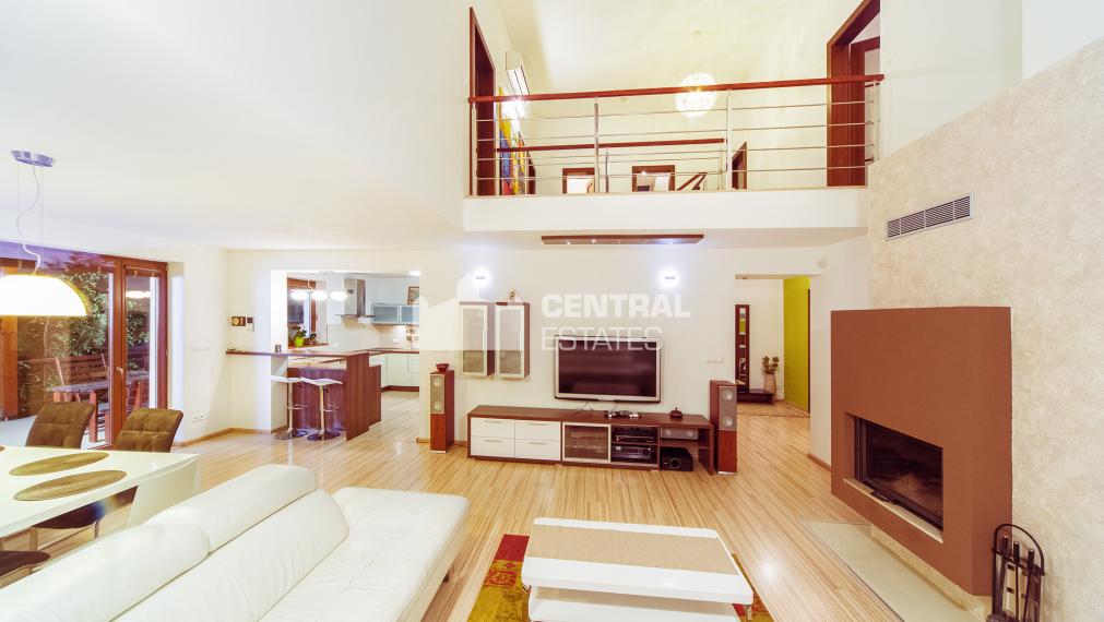 6- izbový rodinný dom 260 m2, s bazénom a záhradou v Stupave