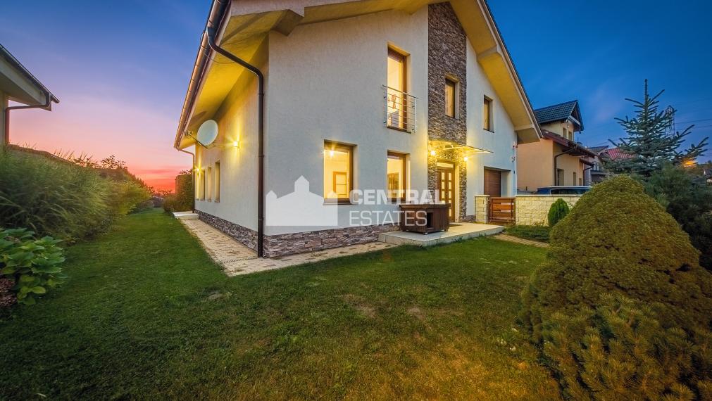 6- izbový rodinný dom 260 m2, s bazénom a záhradou v Stupave