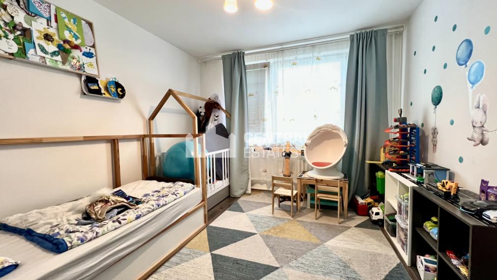 Priestranný 4- izbový byt s lodžiou na predaj v Podunajských Biskupiciach