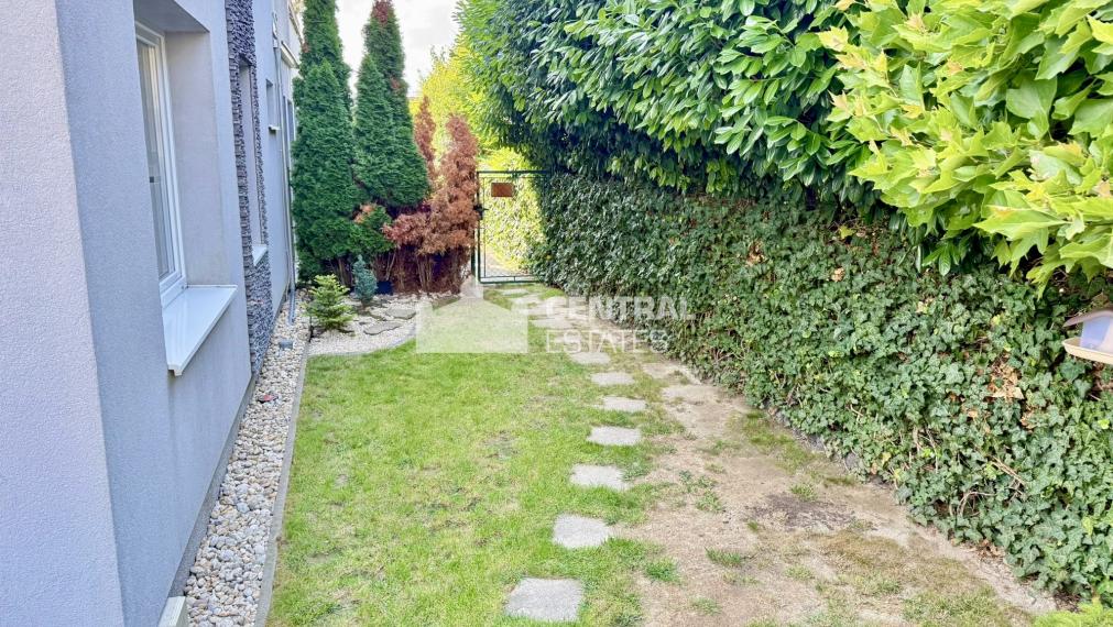 Modern 2- bedroom apartment in a new building with a garden for sale in Rovinka