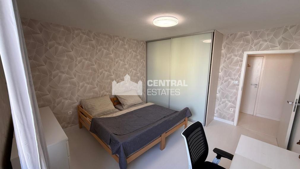 Air-conditioned 4-room apartment in a new building with parking for rent in Karlová Ves